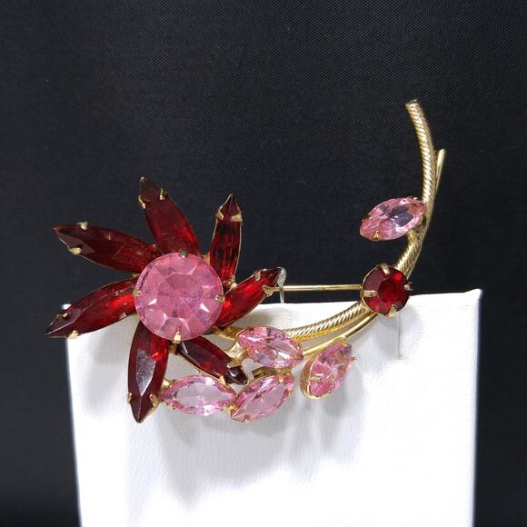 Vintage 1950s Pink Red Rhinestone Flower Brooch, Gold Plated - Picture 4 of 10